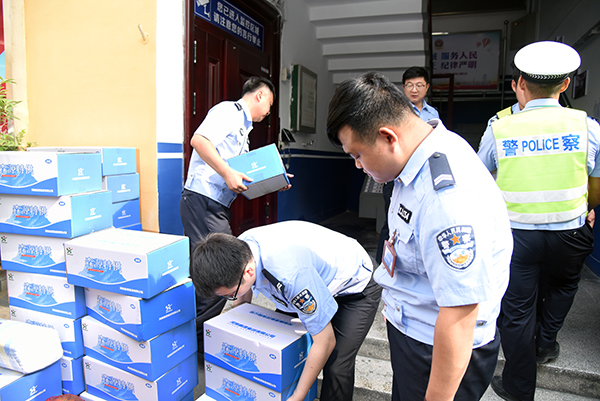 警民一家親 鴻馬送“清涼”—愛(ài)心企業(yè)森源鴻馬慰問(wèn)鄭州一線交警(圖4) 警民一家親 鴻馬送“清涼”—愛(ài)心企業(yè)森源鴻馬慰問(wèn)鄭州一線交警(圖4)