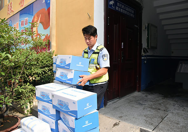 警民一家親 鴻馬送“清涼”—愛(ài)心企業(yè)森源鴻馬慰問(wèn)鄭州一線交警(圖7) 警民一家親 鴻馬送“清涼”—愛(ài)心企業(yè)森源鴻馬慰問(wèn)鄭州一線交警(圖7)