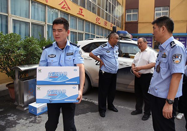 警民一家親 鴻馬送“清涼”—愛(ài)心企業(yè)森源鴻馬慰問(wèn)鄭州一線交警(圖6) 警民一家親 鴻馬送“清涼”—愛(ài)心企業(yè)森源鴻馬慰問(wèn)鄭州一線交警(圖6)