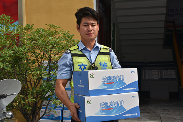 警民一家親 鴻馬送“清涼”—愛(ài)心企業(yè)森源鴻馬慰問(wèn)鄭州一線交警(圖8) 警民一家親 鴻馬送“清涼”—愛(ài)心企業(yè)森源鴻馬慰問(wèn)鄭州一線交警(圖8)