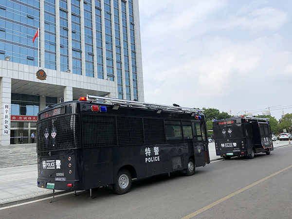 安徽利辛縣移動(dòng)警務(wù)室亮相街頭——平安建設(shè)再添羽翼(圖2) 安徽利辛縣移動(dòng)警務(wù)室亮相街頭——平安建設(shè)再添羽翼(圖2)