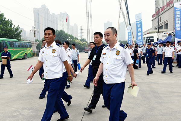 河北省消防總隊(duì)舉辦消防裝備展示活動(dòng) 大批高精尖裝備集中亮相(圖14) 河北省消防總隊(duì)舉辦消防裝備展示活動(dòng) 大批高精尖裝備集中亮相(圖14)