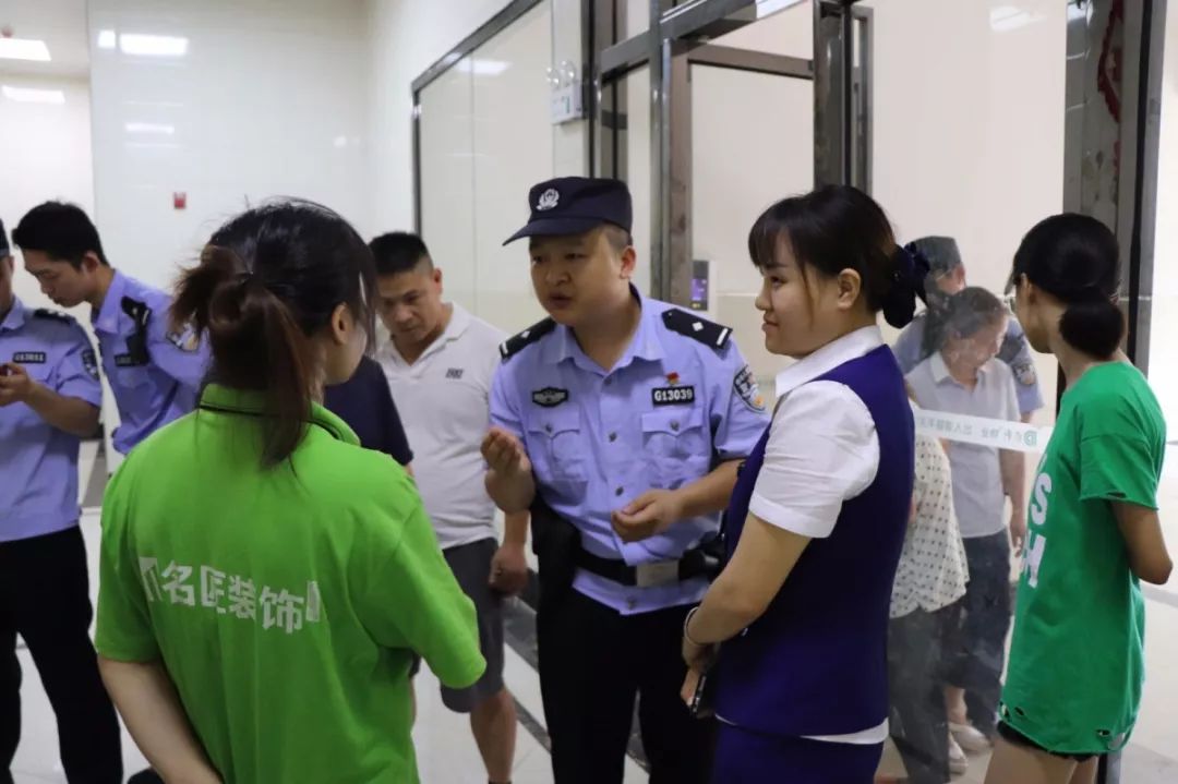 湖南婁底||快警平臺(tái)車上的暖心生日會(huì)(圖1) 湖南婁底||快警平臺(tái)車上的暖心生日會(huì)(圖1)