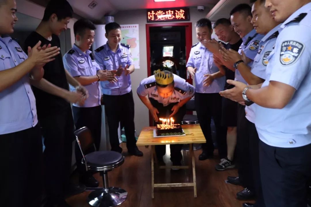 湖南婁底||快警平臺(tái)車上的暖心生日會(huì)(圖2) 湖南婁底||快警平臺(tái)車上的暖心生日會(huì)(圖2)