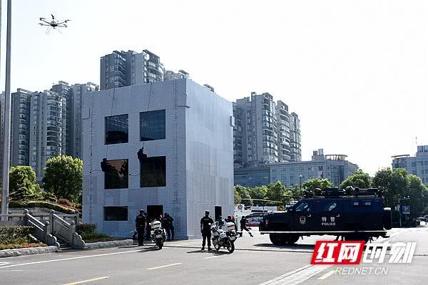 湘潭市舉行“踐行新使命 忠誠保大慶”實兵演練(圖12) 湘潭市舉行“踐行新使命 忠誠保大慶”實兵演練(圖12)