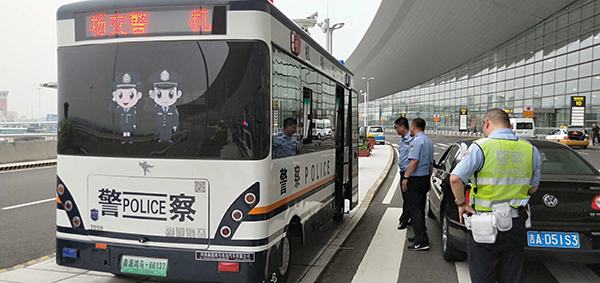 長春機(jī)場移動(dòng)警務(wù)室上崗  警務(wù)服務(wù)再升級(jí)(圖2)