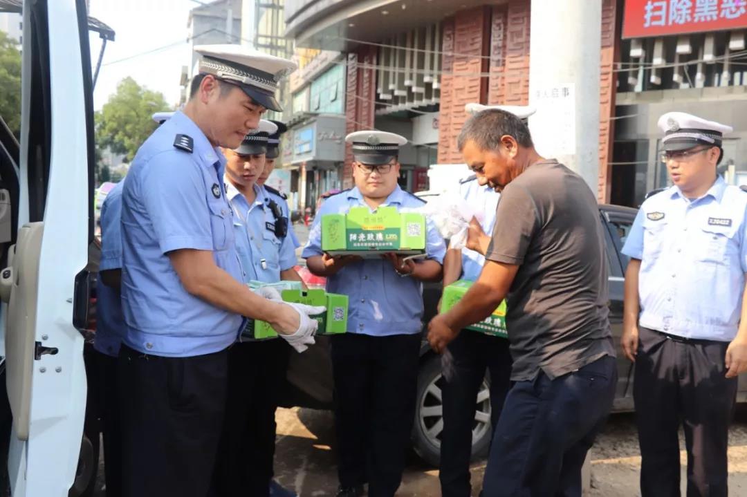 【一線慰問(wèn)】為堅(jiān)守在一線的民輔警點(diǎn)贊！澧縣公安局開(kāi)展夏日“送清涼”活動(dòng)(圖1)