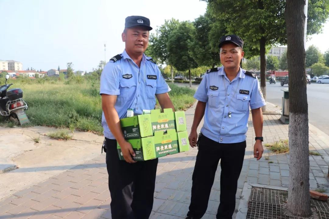 【一線慰問(wèn)】為堅(jiān)守在一線的民輔警點(diǎn)贊！澧縣公安局開(kāi)展夏日“送清涼”活動(dòng)(圖8)