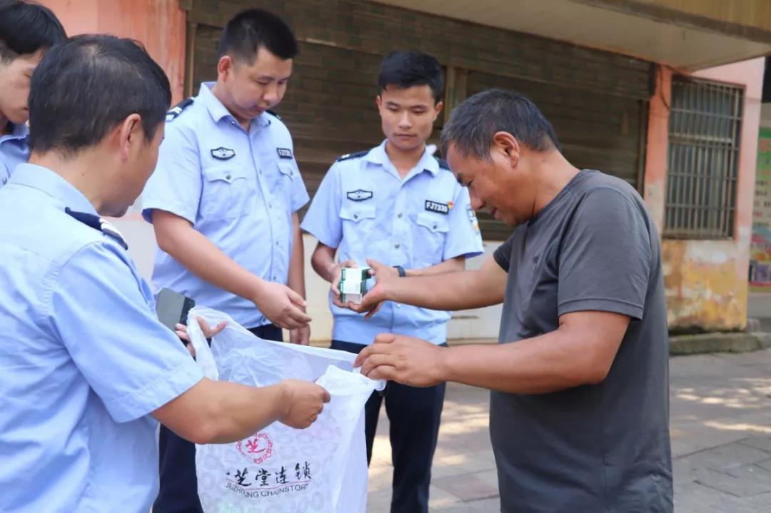 【一線慰問(wèn)】為堅(jiān)守在一線的民輔警點(diǎn)贊！澧縣公安局開(kāi)展夏日“送清涼”活動(dòng)(圖7)