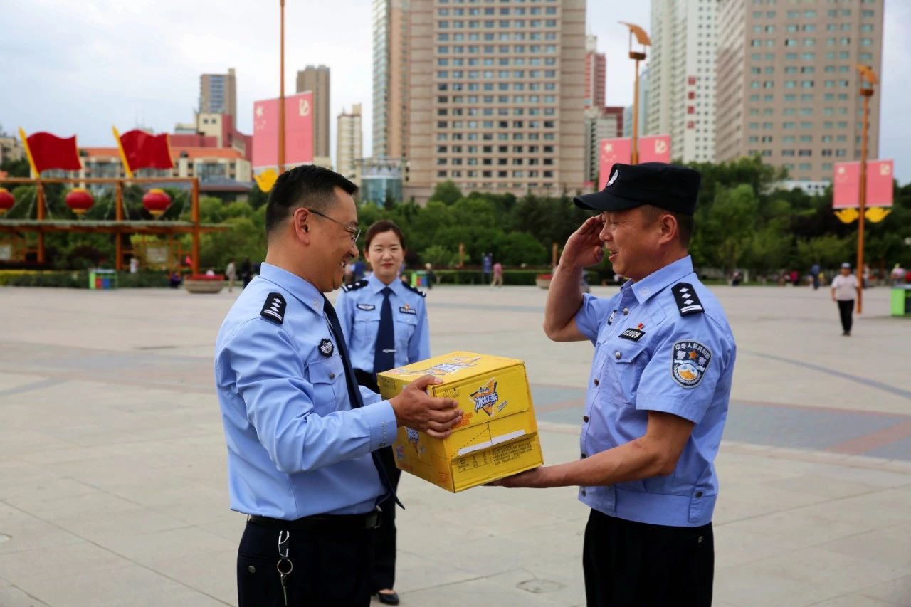 送清涼 鼓干勁 戰(zhàn)高溫 暖警心——城中公安分局組織開展夏季“送清涼”活動(圖2) 送清涼 鼓干勁 戰(zhàn)高溫 暖警心——城中公安分局組織開展夏季“送清涼”活動(圖2)