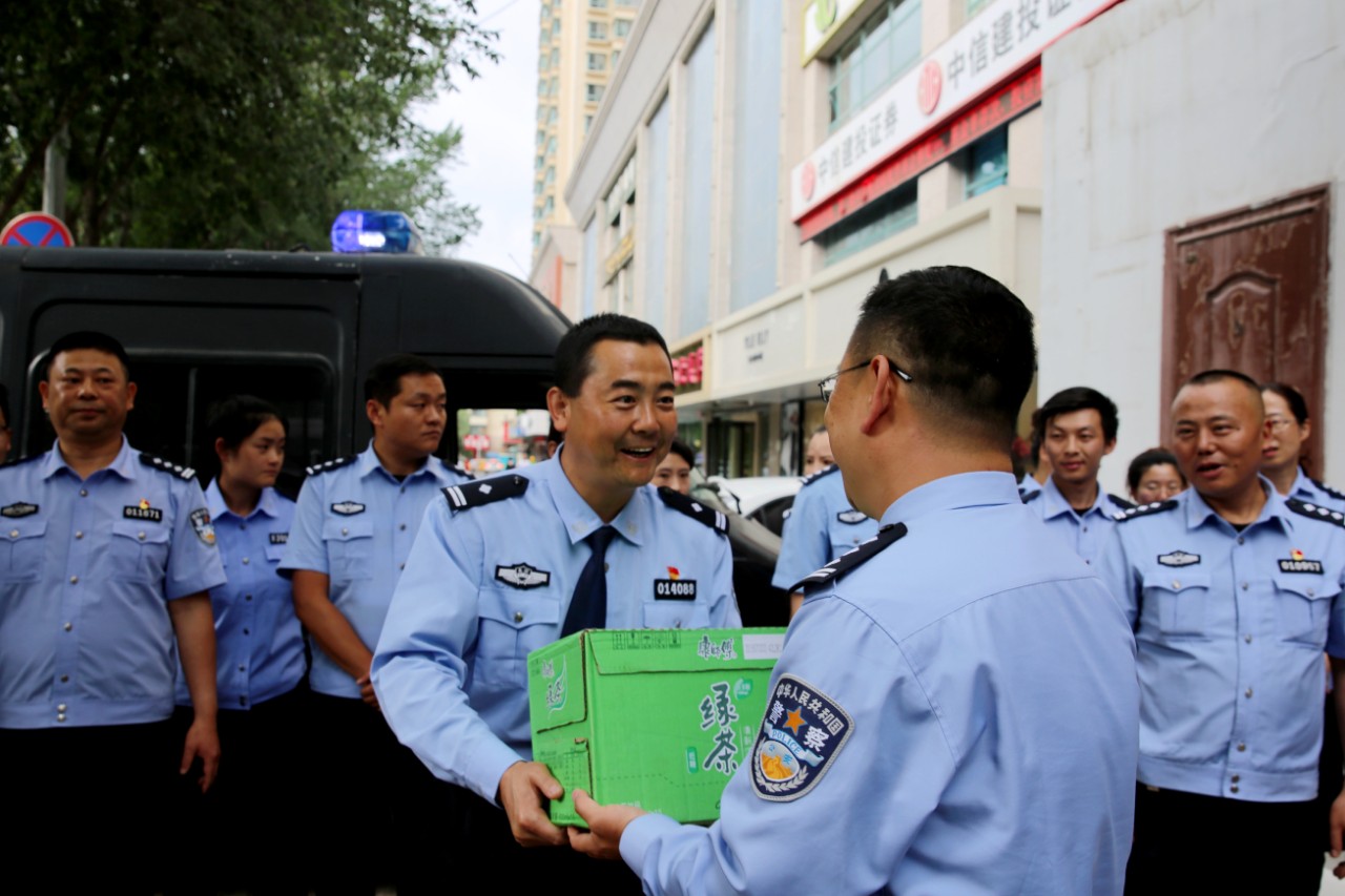 送清涼 鼓干勁 戰(zhàn)高溫 暖警心——城中公安分局組織開展夏季“送清涼”活動(圖1) 送清涼 鼓干勁 戰(zhàn)高溫 暖警心——城中公安分局組織開展夏季“送清涼”活動(圖1)