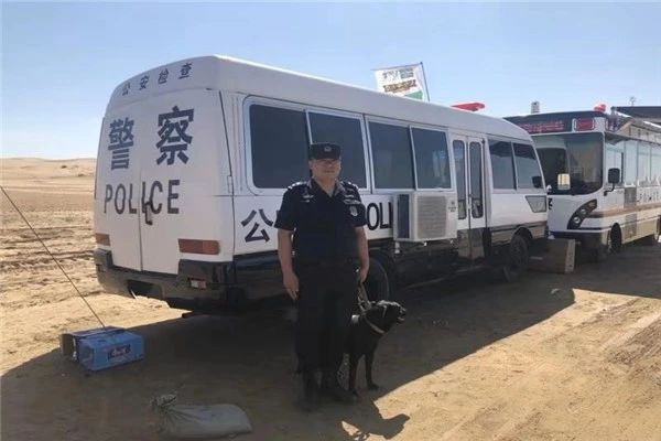 守主場 擔主責 當主力 杭錦后旗公安局圓滿完成“戈壁天堂”活動安保任務(圖3) 守主場 擔主責 當主力 杭錦后旗公安局圓滿完成“戈壁天堂”活動安保任務(圖3)