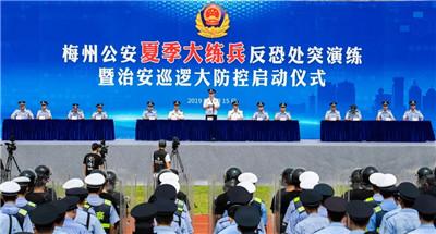 梅州公安亮劍沙場(chǎng) 全警實(shí)戰(zhàn)“夏季大練兵”(圖2) 梅州公安亮劍沙場(chǎng) 全警實(shí)戰(zhàn)“夏季大練兵”(圖2)