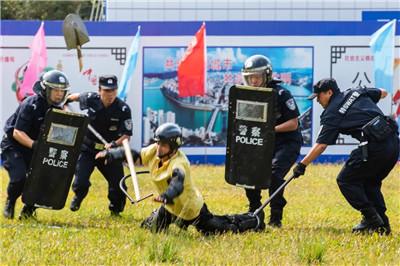 梅州公安亮劍沙場(chǎng) 全警實(shí)戰(zhàn)“夏季大練兵”(圖8) 梅州公安亮劍沙場(chǎng) 全警實(shí)戰(zhàn)“夏季大練兵”(圖8)