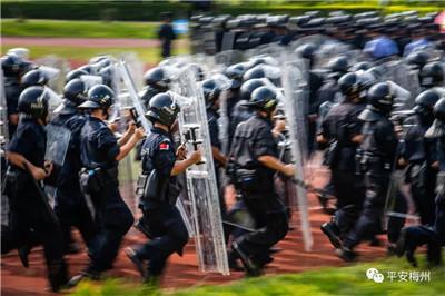 梅州公安亮劍沙場(chǎng) 全警實(shí)戰(zhàn)“夏季大練兵”(圖10) 梅州公安亮劍沙場(chǎng) 全警實(shí)戰(zhàn)“夏季大練兵”(圖10)