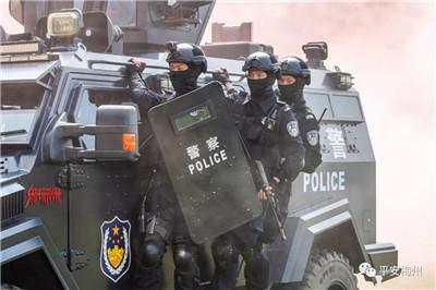 梅州公安亮劍沙場(chǎng) 全警實(shí)戰(zhàn)“夏季大練兵”(圖13) 梅州公安亮劍沙場(chǎng) 全警實(shí)戰(zhàn)“夏季大練兵”(圖13)