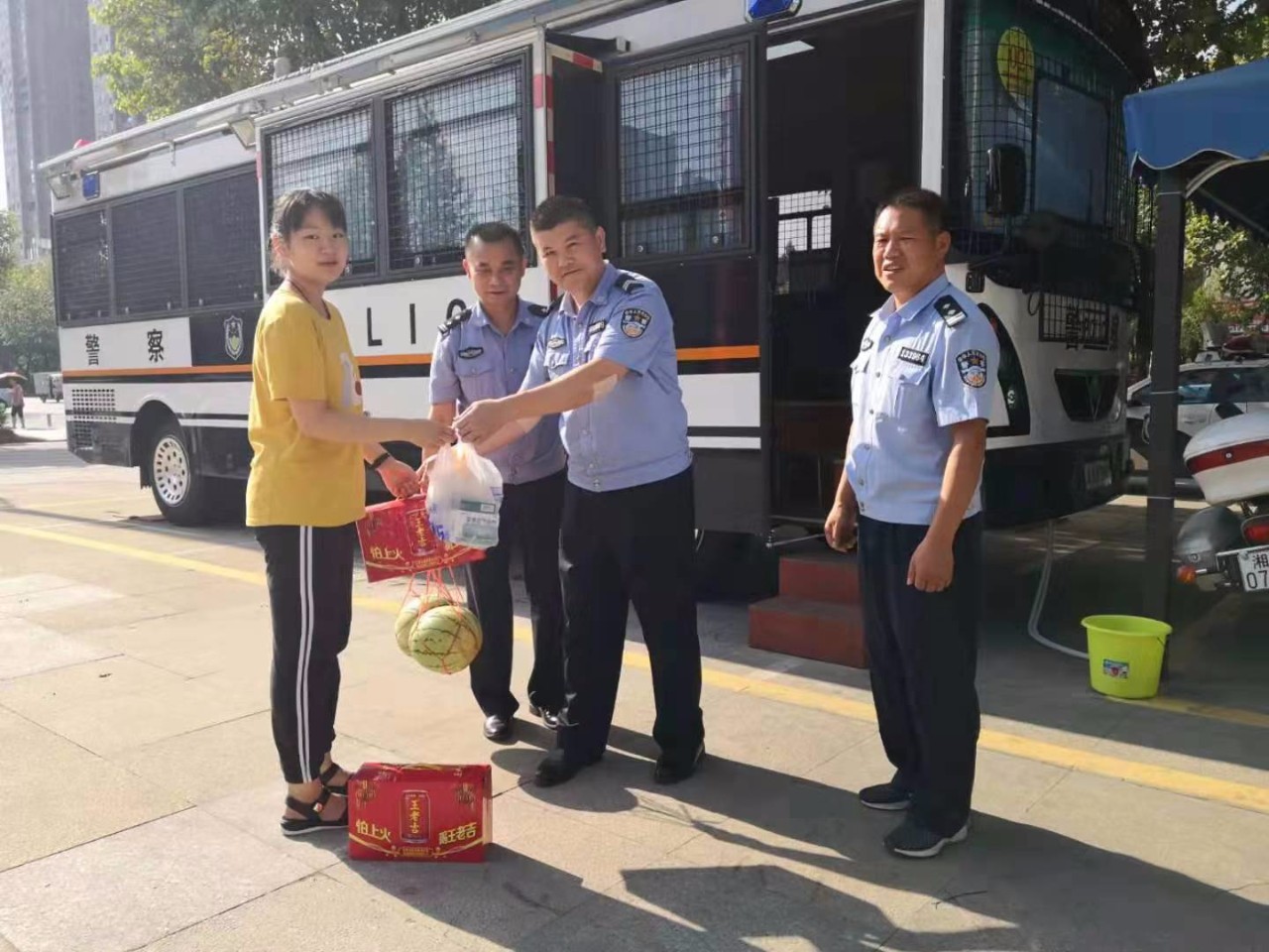 婁底||快警平臺來了一位小姑娘【警民一家親 酷暑送清涼】(圖1) 婁底||快警平臺來了一位小姑娘【警民一家親 酷暑送清涼】(圖1)
