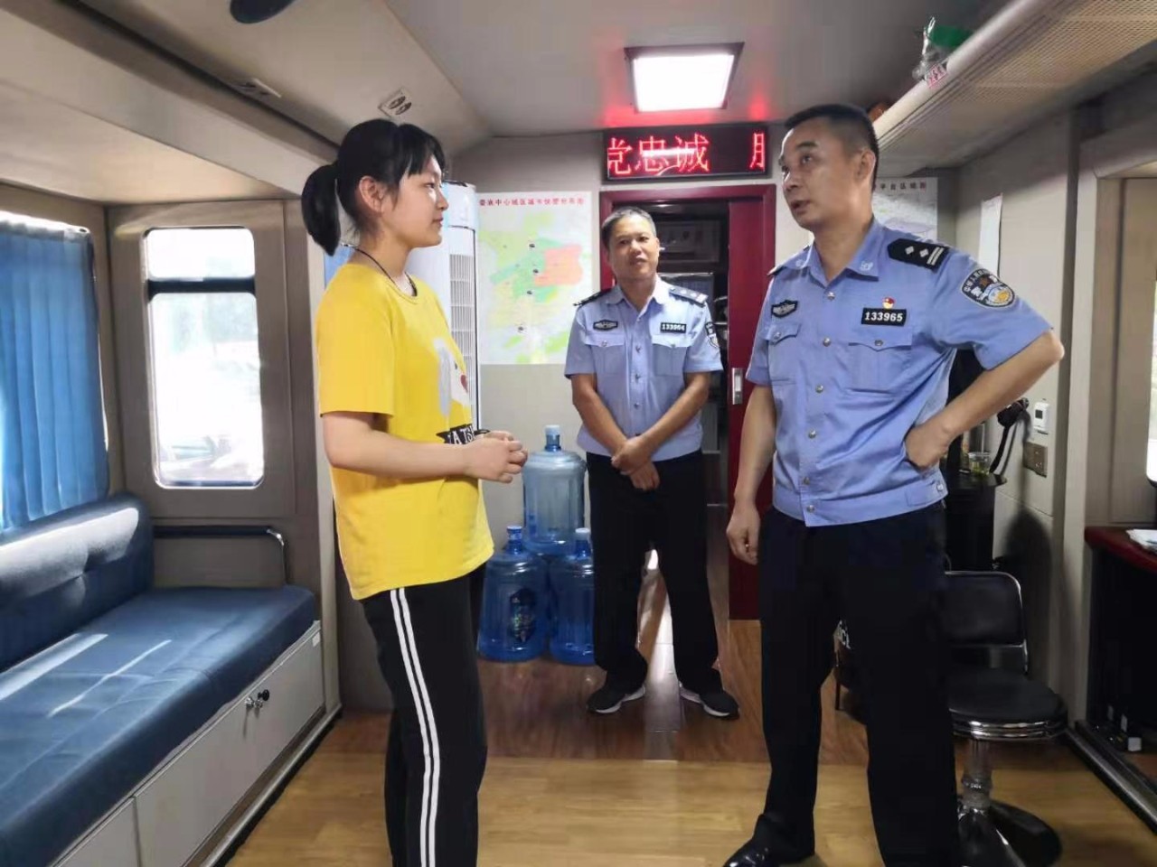 婁底||快警平臺來了一位小姑娘【警民一家親 酷暑送清涼】(圖2) 婁底||快警平臺來了一位小姑娘【警民一家親 酷暑送清涼】(圖2)