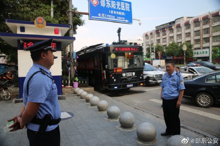 一線(xiàn)快警戰(zhàn)酷暑 高溫慰問(wèn)送清涼(圖1) 一線(xiàn)快警戰(zhàn)酷暑 高溫慰問(wèn)送清涼(圖1)