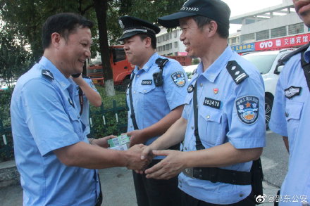 一線(xiàn)快警戰(zhàn)酷暑 高溫慰問(wèn)送清涼(圖3) 一線(xiàn)快警戰(zhàn)酷暑 高溫慰問(wèn)送清涼(圖3)
