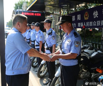 一線(xiàn)快警戰(zhàn)酷暑 高溫慰問(wèn)送清涼(圖2) 一線(xiàn)快警戰(zhàn)酷暑 高溫慰問(wèn)送清涼(圖2)