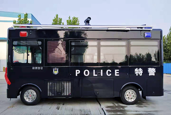 張家口市采購移動警務室：街面執(zhí)勤服務群眾(圖3)