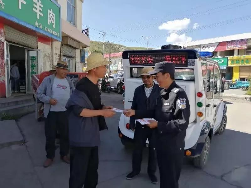 小小警務(wù)巡邏車 溫暖群眾走街巷(圖4) 小小警務(wù)巡邏車 溫暖群眾走街巷(圖4)