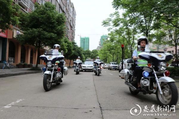 高溫下的守護(hù)者——來(lái)自“婁底快警”孫水公園站的報(bào)道(圖3) 高溫下的守護(hù)者——來(lái)自“婁底快警”孫水公園站的報(bào)道(圖3)