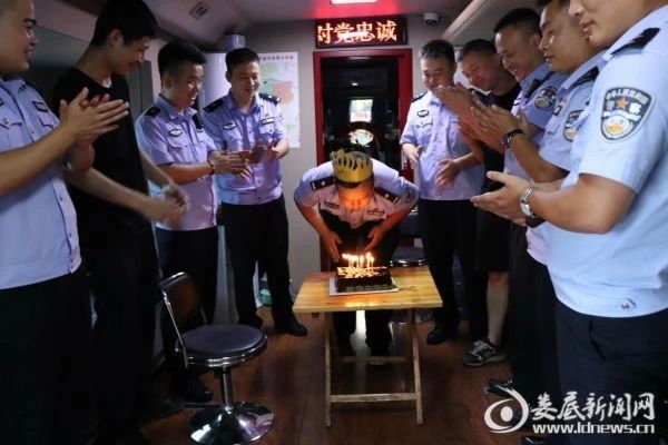 高溫下的守護(hù)者——來(lái)自“婁底快警”孫水公園站的報(bào)道(圖5) 高溫下的守護(hù)者——來(lái)自“婁底快警”孫水公園站的報(bào)道(圖5)