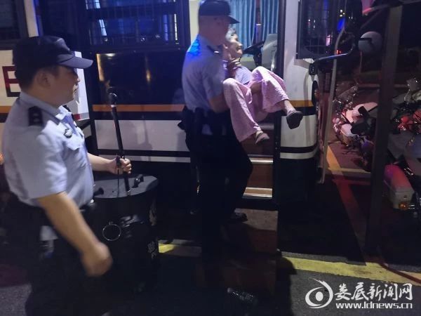 高溫下的守護(hù)者——來(lái)自“婁底快警”孫水公園站的報(bào)道(圖4) 高溫下的守護(hù)者——來(lái)自“婁底快警”孫水公園站的報(bào)道(圖4)
