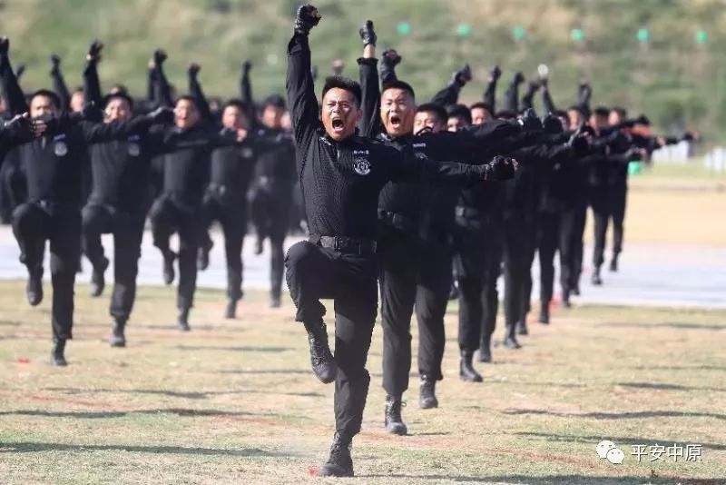燃爆！河南公安 “礪劍·2019”新中國成立 70周年大慶安保誓師暨警務(wù)實戰(zhàn)演練(圖6)