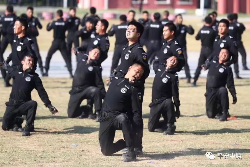 燃爆！河南公安 “礪劍·2019”新中國成立 70周年大慶安保誓師暨警務(wù)實戰(zhàn)演練(圖18)