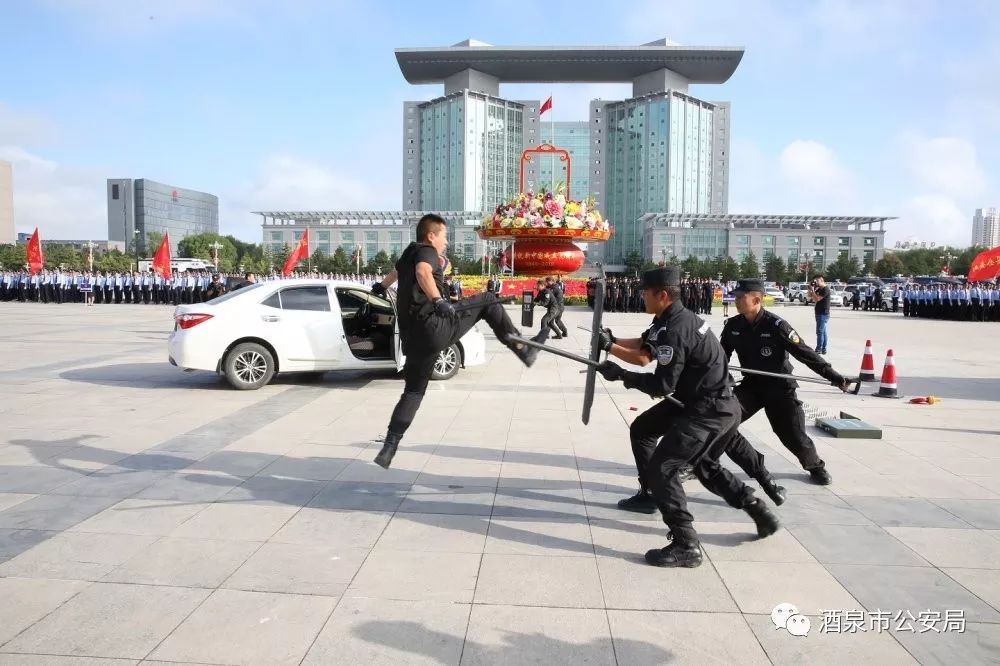 酒泉市公安系統(tǒng)隆重舉行70周年安保誓師大會暨全警實(shí)戰(zhàn)大練兵啟動儀式(圖23) 酒泉市公安系統(tǒng)隆重舉行70周年安保誓師大會暨全警實(shí)戰(zhàn)大練兵啟動儀式(圖23)