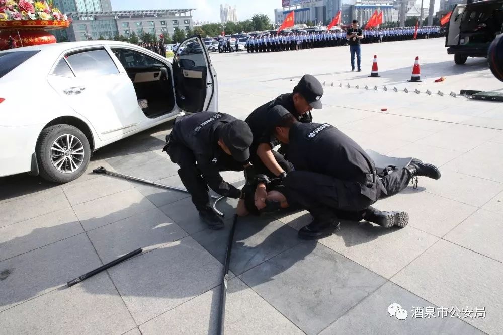 酒泉市公安系統(tǒng)隆重舉行70周年安保誓師大會暨全警實(shí)戰(zhàn)大練兵啟動儀式(圖24) 酒泉市公安系統(tǒng)隆重舉行70周年安保誓師大會暨全警實(shí)戰(zhàn)大練兵啟動儀式(圖24)
