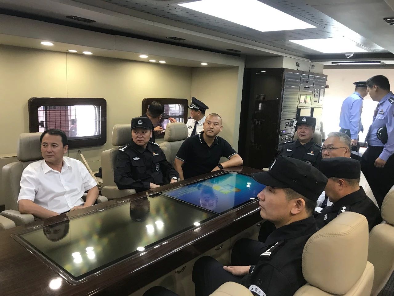 酒泉市公安系統(tǒng)隆重舉行70周年安保誓師大會暨全警實(shí)戰(zhàn)大練兵啟動儀式(圖29) 酒泉市公安系統(tǒng)隆重舉行70周年安保誓師大會暨全警實(shí)戰(zhàn)大練兵啟動儀式(圖29)