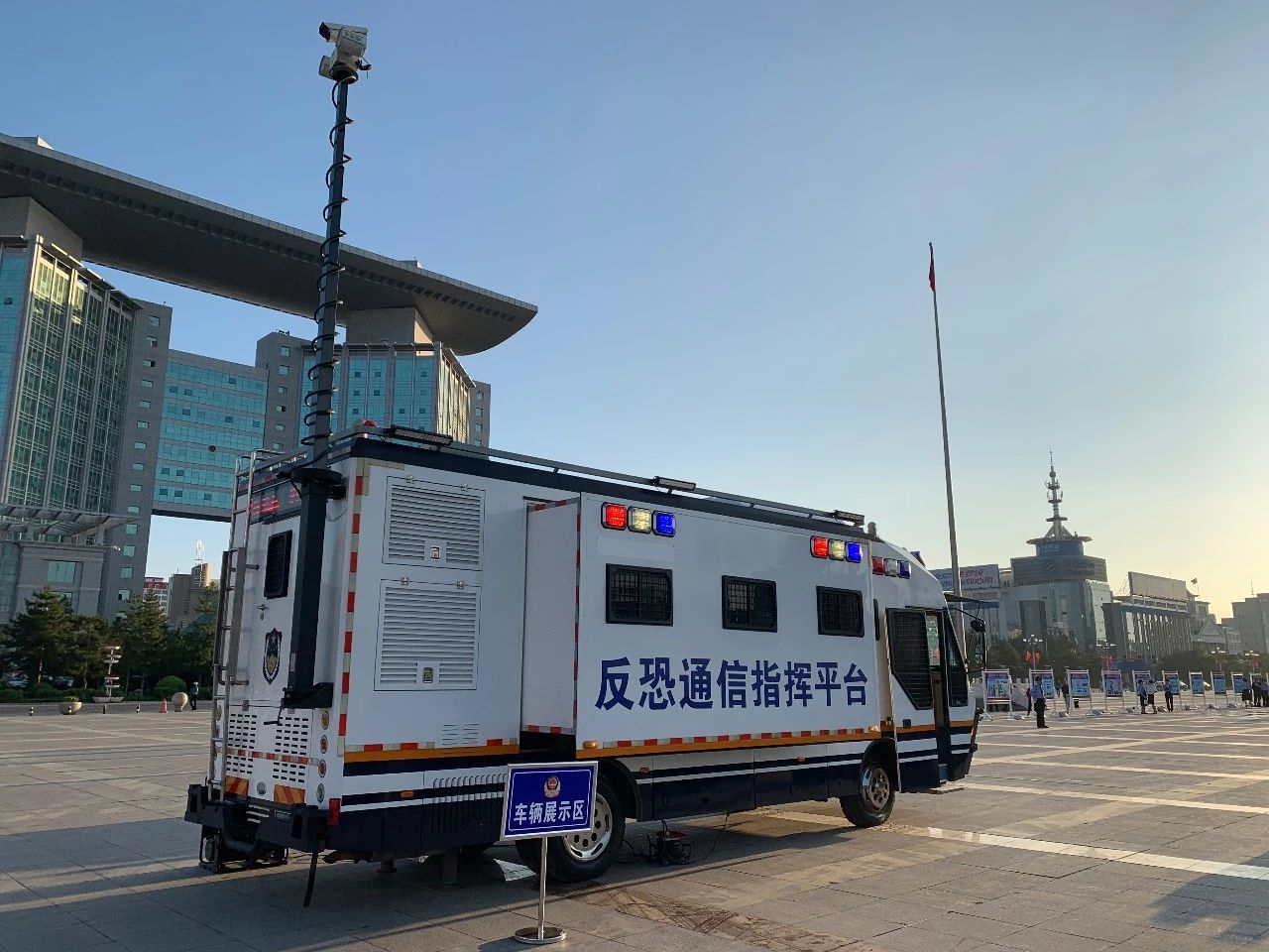 酒泉市公安系統(tǒng)隆重舉行70周年安保誓師大會暨全警實(shí)戰(zhàn)大練兵啟動儀式(圖30) 酒泉市公安系統(tǒng)隆重舉行70周年安保誓師大會暨全警實(shí)戰(zhàn)大練兵啟動儀式(圖30)