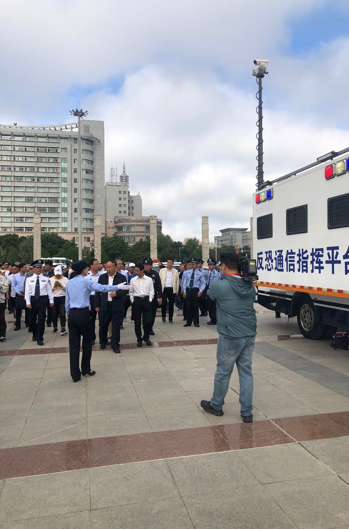 酒泉市公安系統(tǒng)隆重舉行70周年安保誓師大會暨全警實(shí)戰(zhàn)大練兵啟動儀式(圖31) 酒泉市公安系統(tǒng)隆重舉行70周年安保誓師大會暨全警實(shí)戰(zhàn)大練兵啟動儀式(圖31)