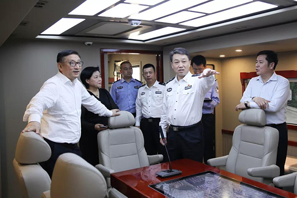 鞍山市委書記韓玉起指揮調(diào)度全市國(guó)慶安保工作、視察公安指揮車等警用裝備使(圖6)