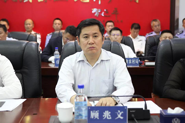 鞍山市委書記韓玉起指揮調(diào)度全市國(guó)慶安保工作、視察公安指揮車等警用裝備使(圖3)