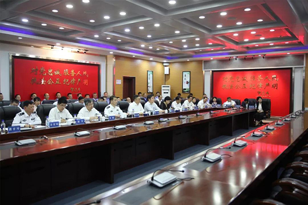 鞍山市委書記韓玉起指揮調(diào)度全市國(guó)慶安保工作、視察公安指揮車等警用裝備使(圖1)