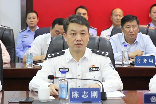 鞍山市委書記韓玉起指揮調(diào)度全市國(guó)慶安保工作、視察公安指揮車等警用裝備使(圖4)