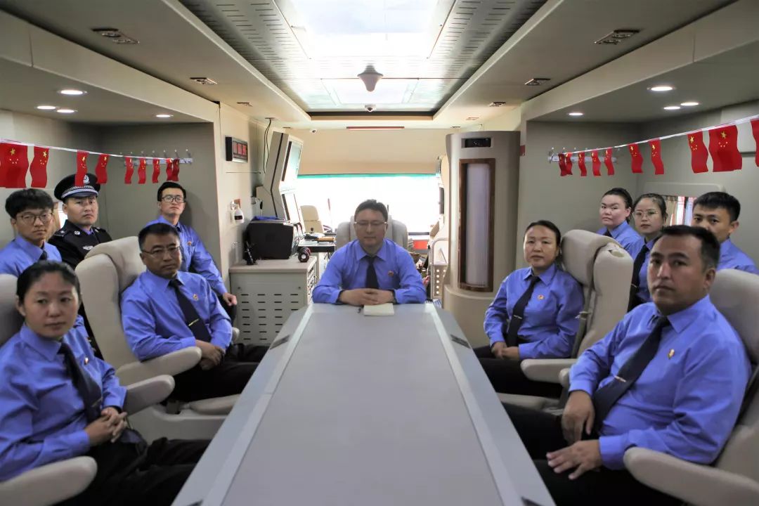 最牛閱兵式就要用最牛檢察裝備觀看--新右檢慶祝中華人民共和國成立70周年(圖1) 最牛閱兵式就要用最牛檢察裝備觀看--新右檢慶祝中華人民共和國成立70周年(圖1)