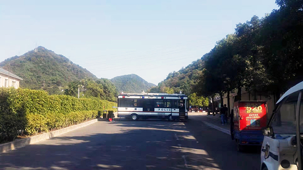 湖南資興市移動警務室平臺上崗執(zhí)勤(圖1) 湖南資興市移動警務室平臺上崗執(zhí)勤(圖1)