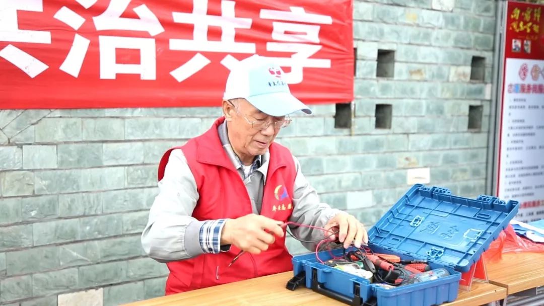 【民生you我 幸福黃島】社會治理流動工作站開展“黨員奉獻(xiàn)日”公益惠民服務(wù)(圖2) 【民生you我 幸福黃島】社會治理流動工作站開展“黨員奉獻(xiàn)日”公益惠民服務(wù)(圖2)