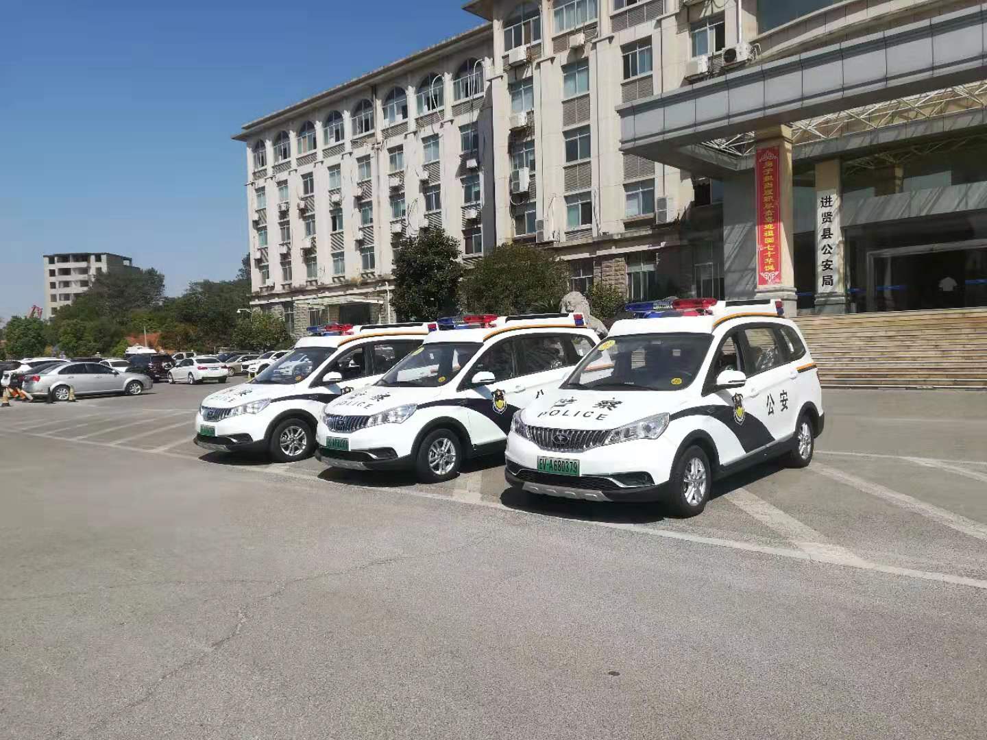 江西進賢縣電動警用多功能巡邏車上崗執(zhí)勤(圖2)