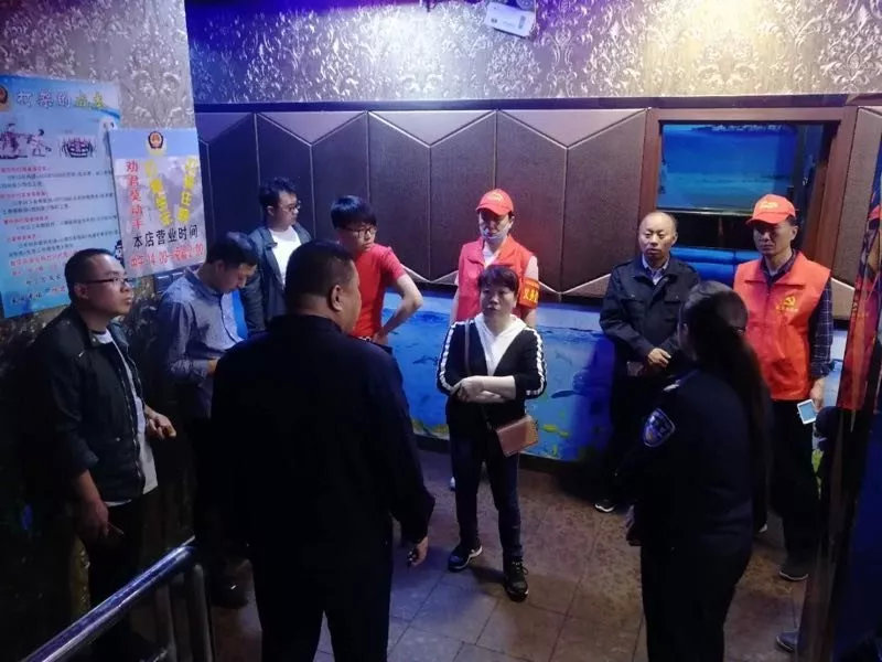 【銀川】“流動警務(wù)室”讓“牛街”更平安(圖2) 【銀川】“流動警務(wù)室”讓“牛街”更平安(圖2)