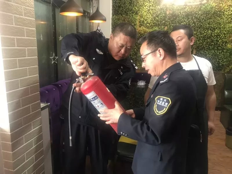 【銀川】“流動警務(wù)室”讓“牛街”更平安(圖3) 【銀川】“流動警務(wù)室”讓“牛街”更平安(圖3)