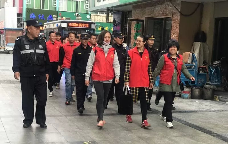 【銀川】“流動警務(wù)室”讓“牛街”更平安(圖1) 【銀川】“流動警務(wù)室”讓“牛街”更平安(圖1)