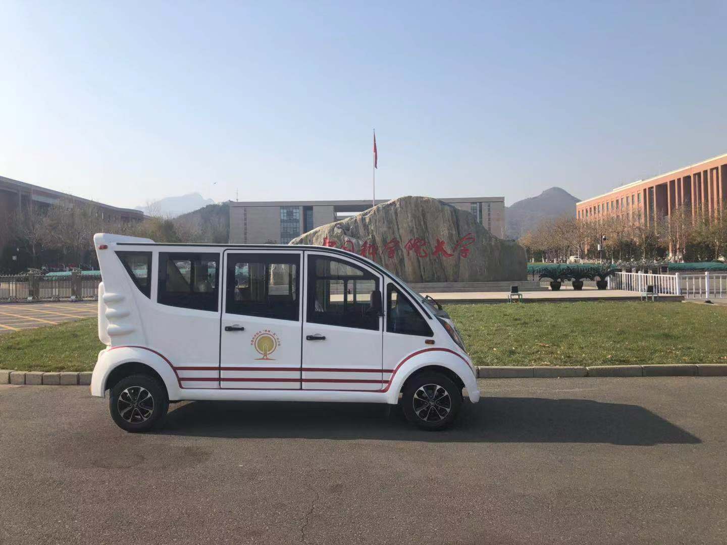 提升校園安全||中國(guó)科學(xué)院大學(xué)電動(dòng)巡邏車(chē)上崗執(zhí)勤(圖1)