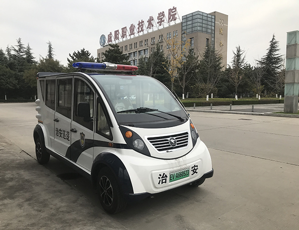 咸陽職業(yè)技術(shù)學(xué)院電動巡邏車上崗執(zhí)勤(圖1)